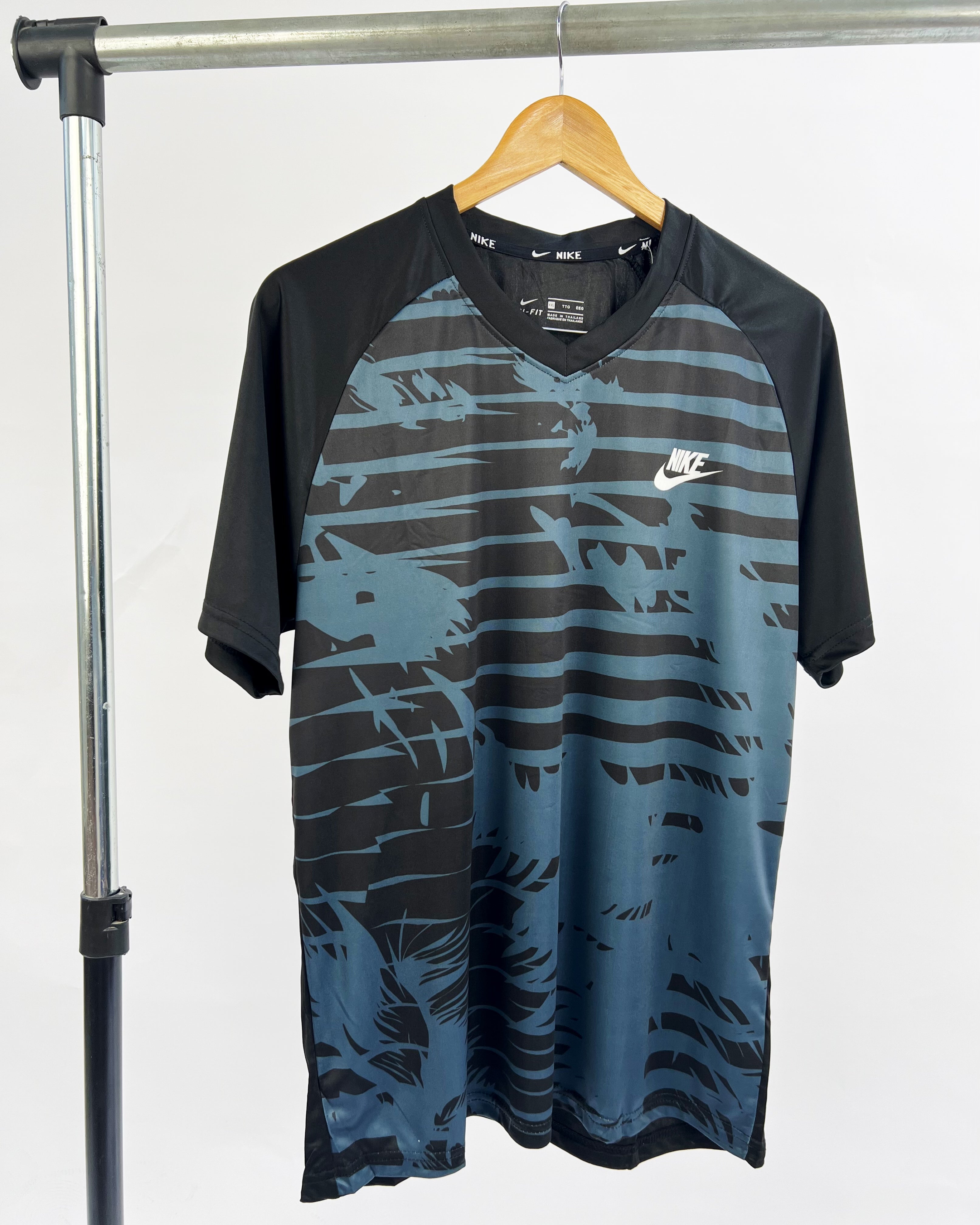 Nike camo striped sports t shirt in black Garmisland