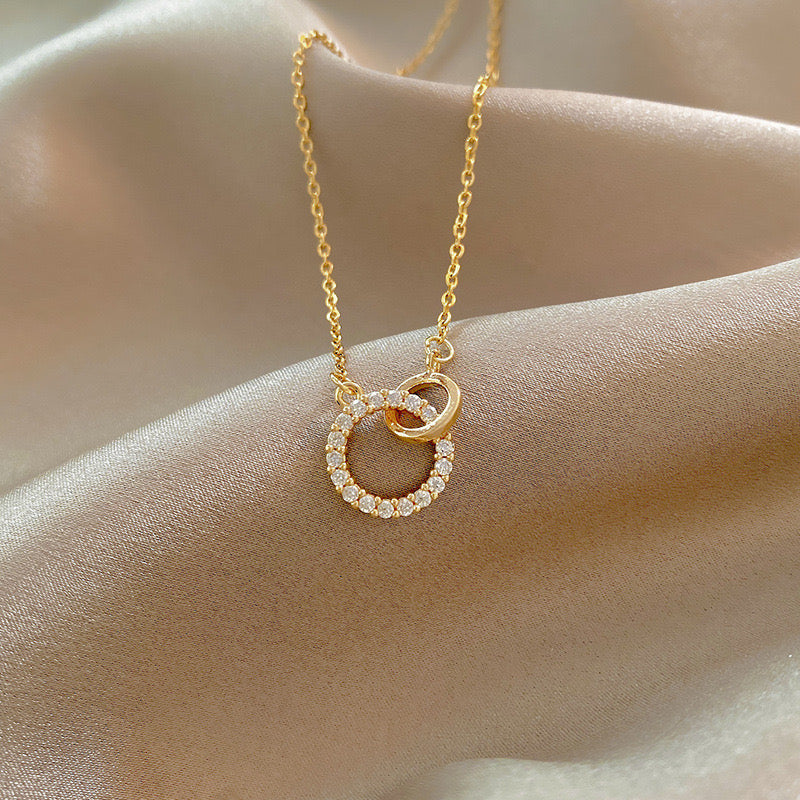 Double circle pendant necklace in gold