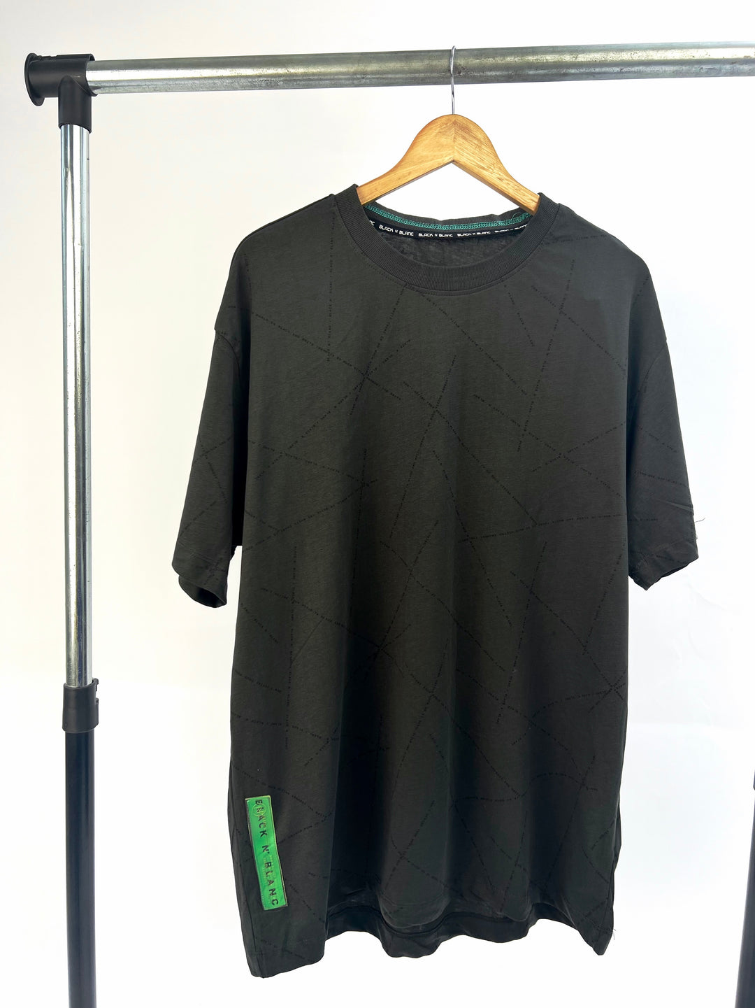 Black n blanc define your world text print t-shirt in green