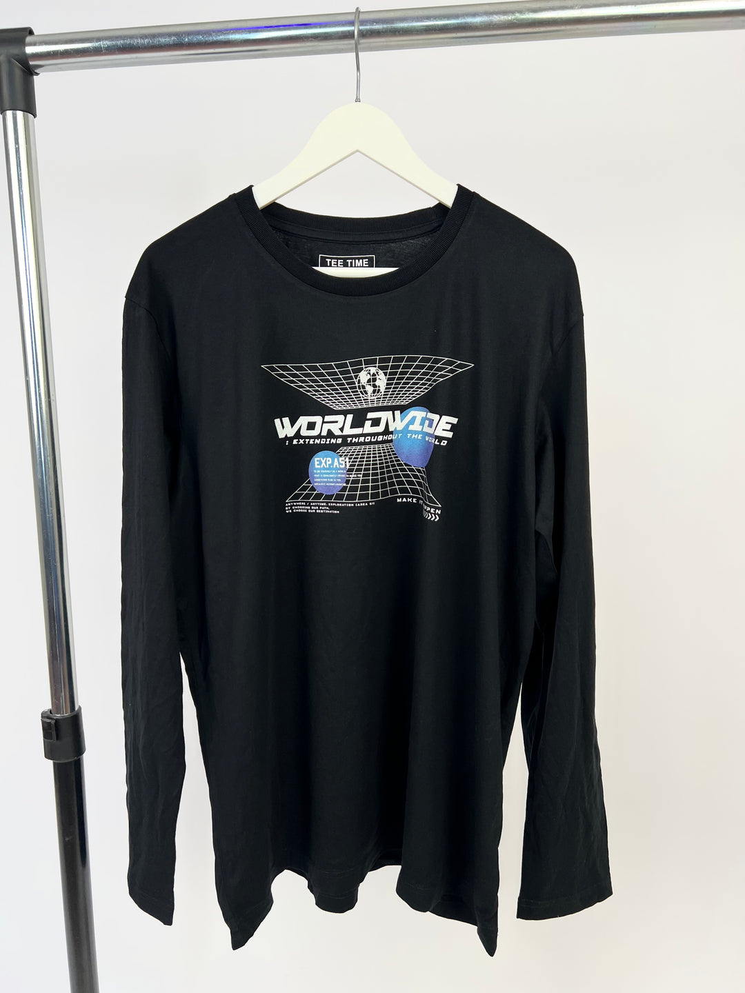 TEE TIME Worldwide Longsleeve T-shirt in Black