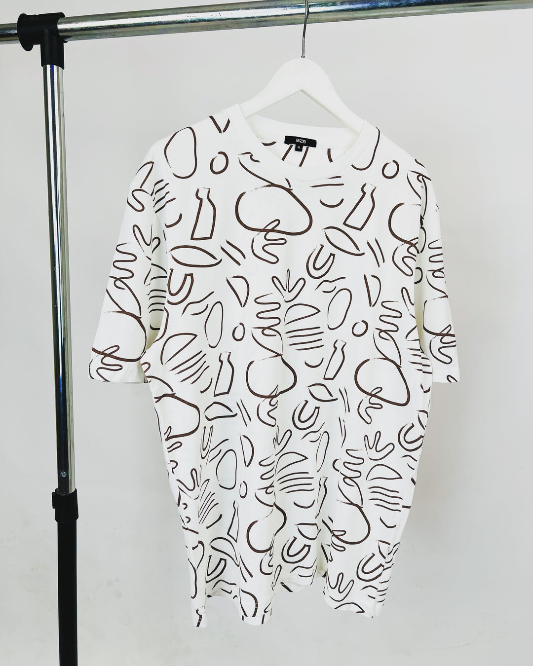 Bizzbee Abstract AOP T-shirt in white