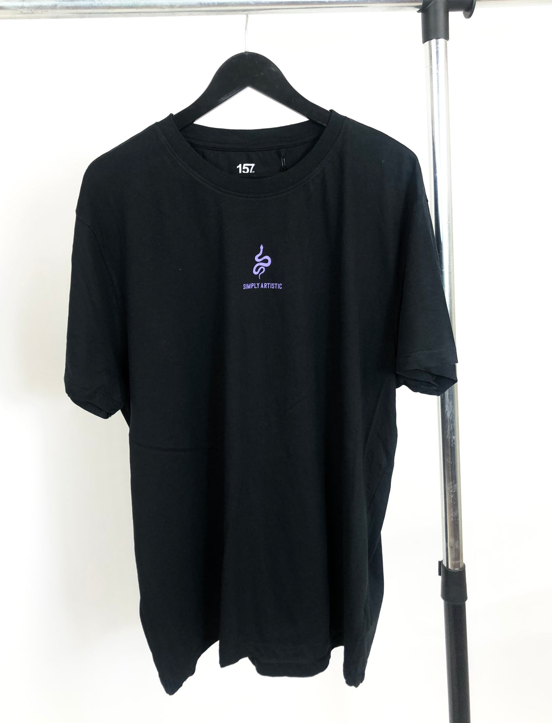 157 Simply Artistic T-shirt in black
