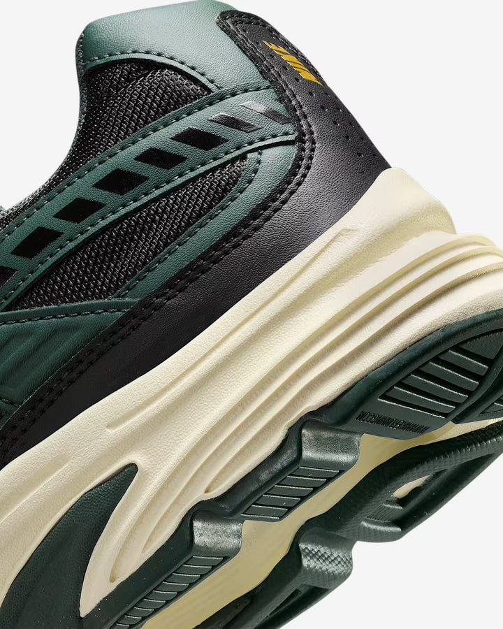 Nike Men’s Initiator Trainers in Green