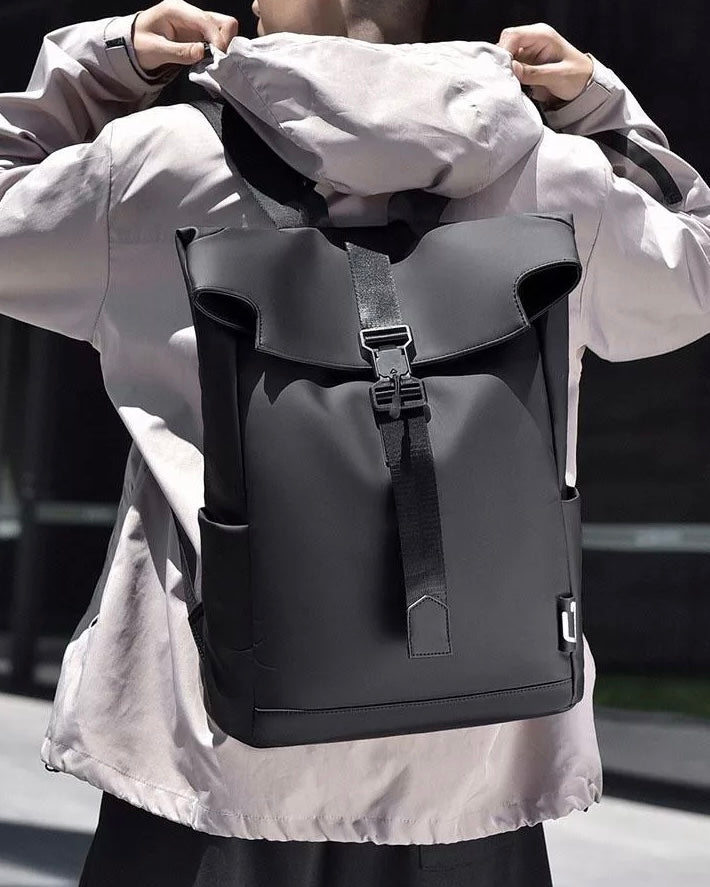 Latch Over Backpack Consigned flap over backpack in black – Garmisland
