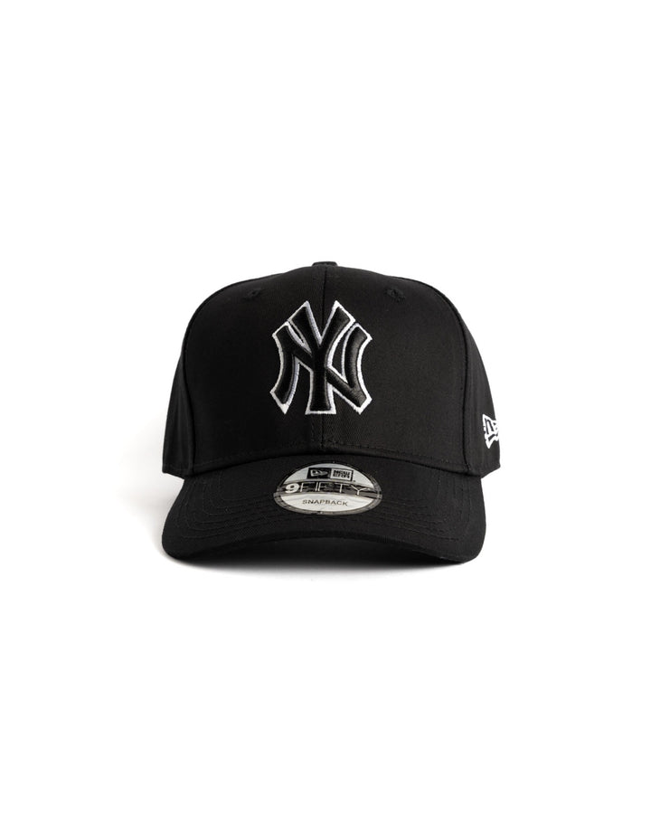 New York 9forty Snapback Cap in black