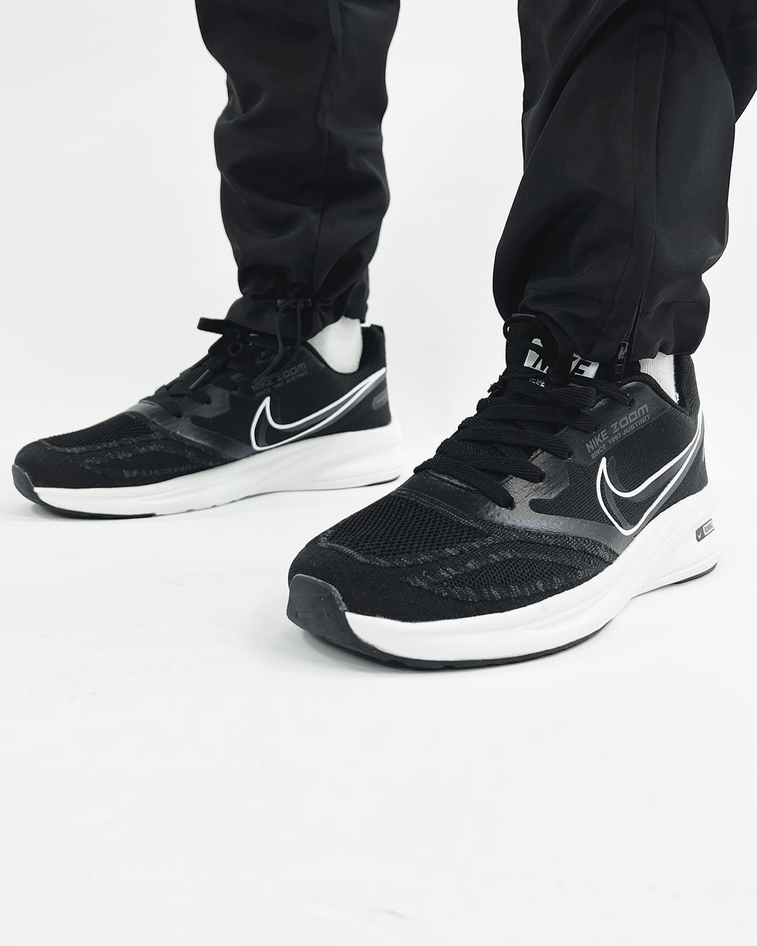 Nike zoom trainers in black and white