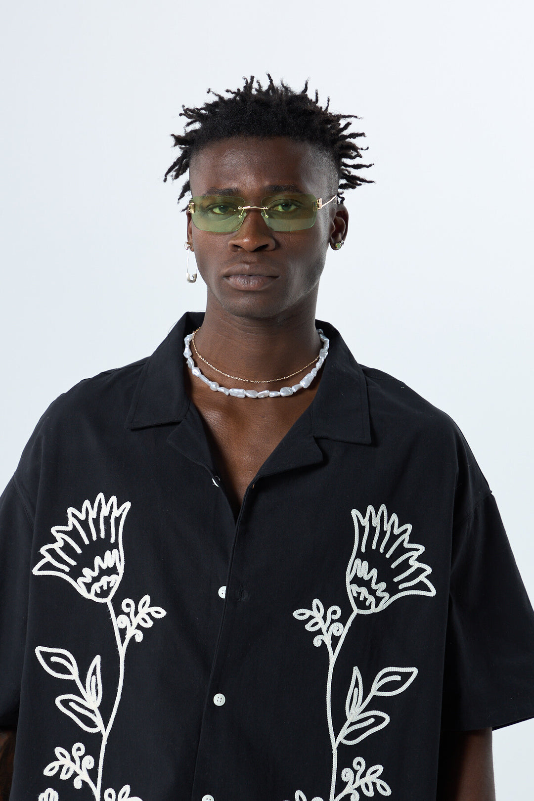 VAMOS FLORAL EMBROIDERED SHIRT IN BLACK