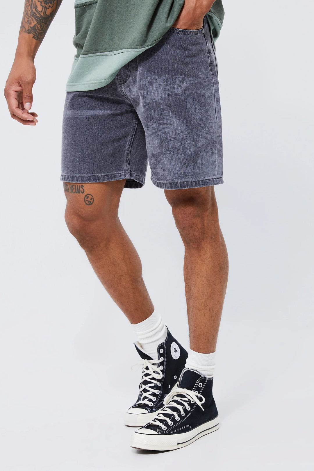 BOOHOOMAN PALM PRINT RELAXED RIGID DENIM SHORTS
