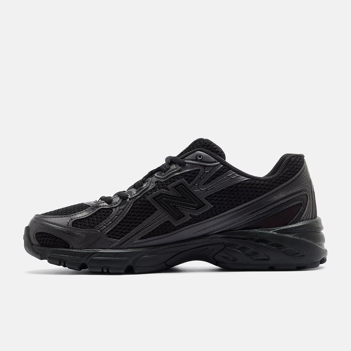 New Balance 740 Trainers in Black