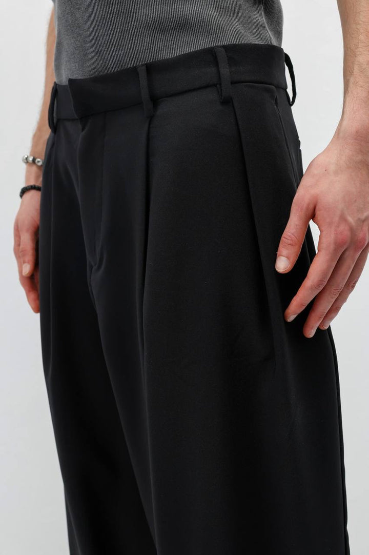 Vamos Wide-Leg Pleated Pants in black
