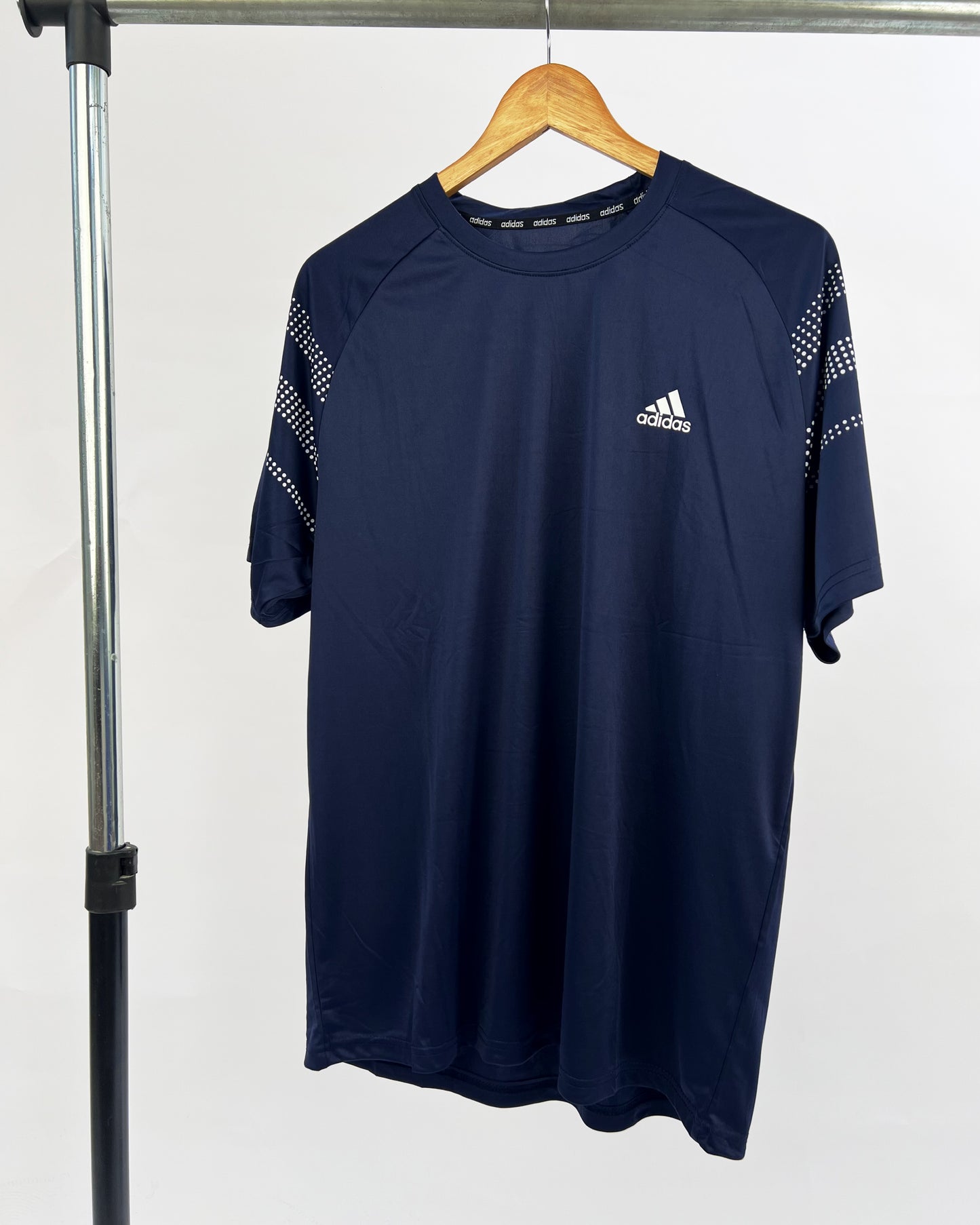 Adidas Arm dotted logo sports T-shirt in dark blue – Garmisland