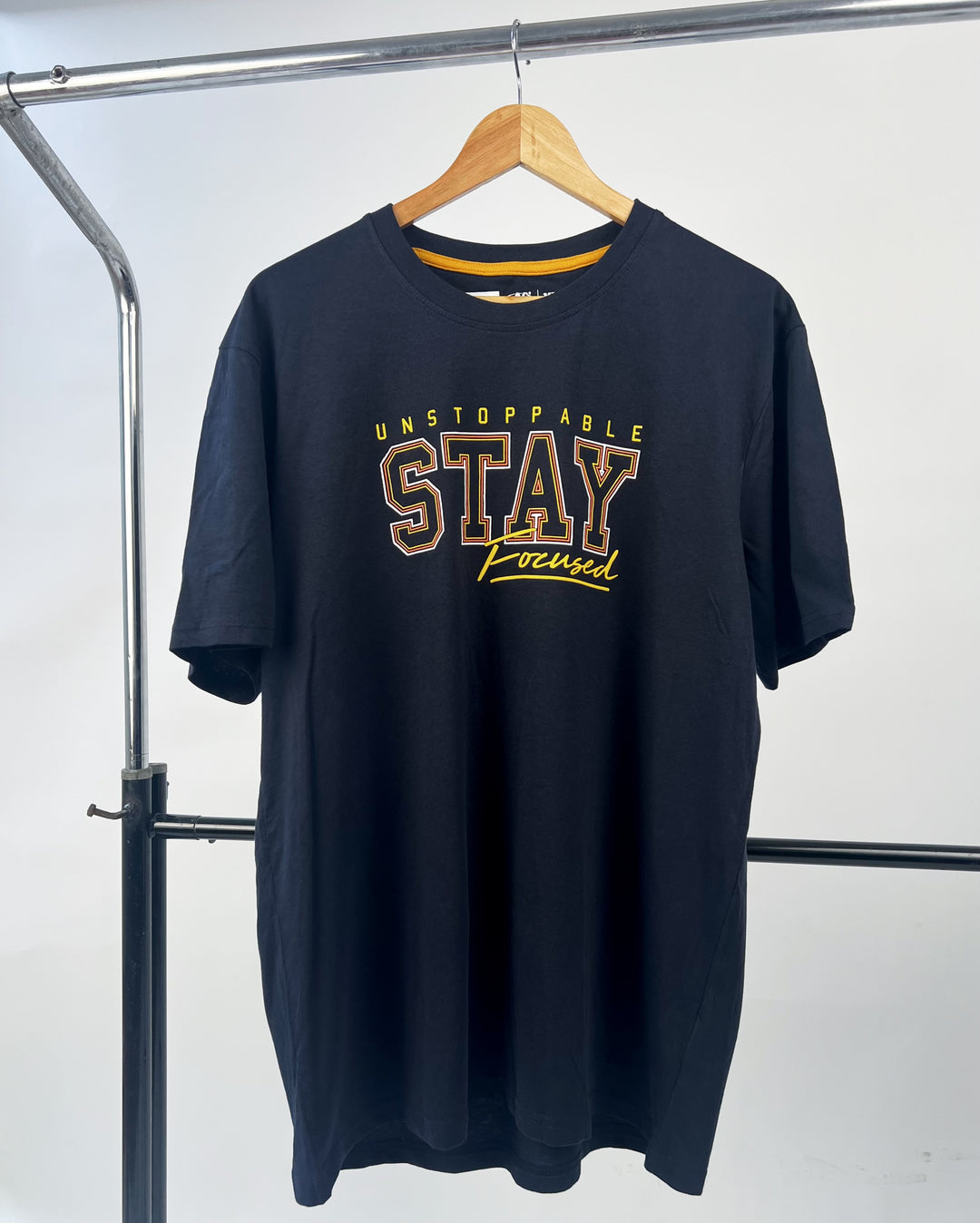 N Man Stay Focused T-shirt in navy