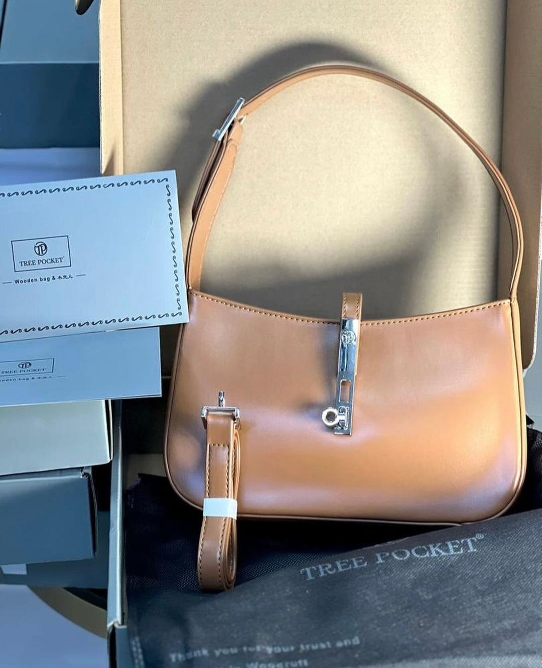 Tree pocket hand bag in brown