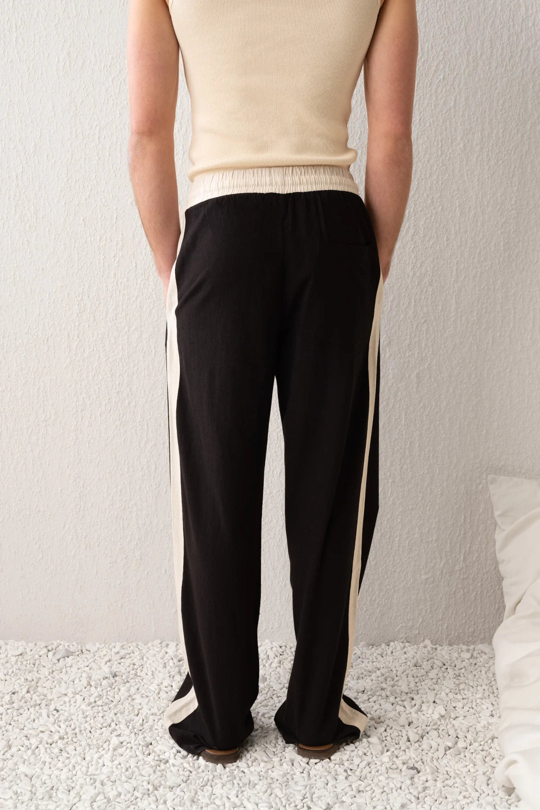 Giesto Embroidered Double Toned Linen Pants in Black