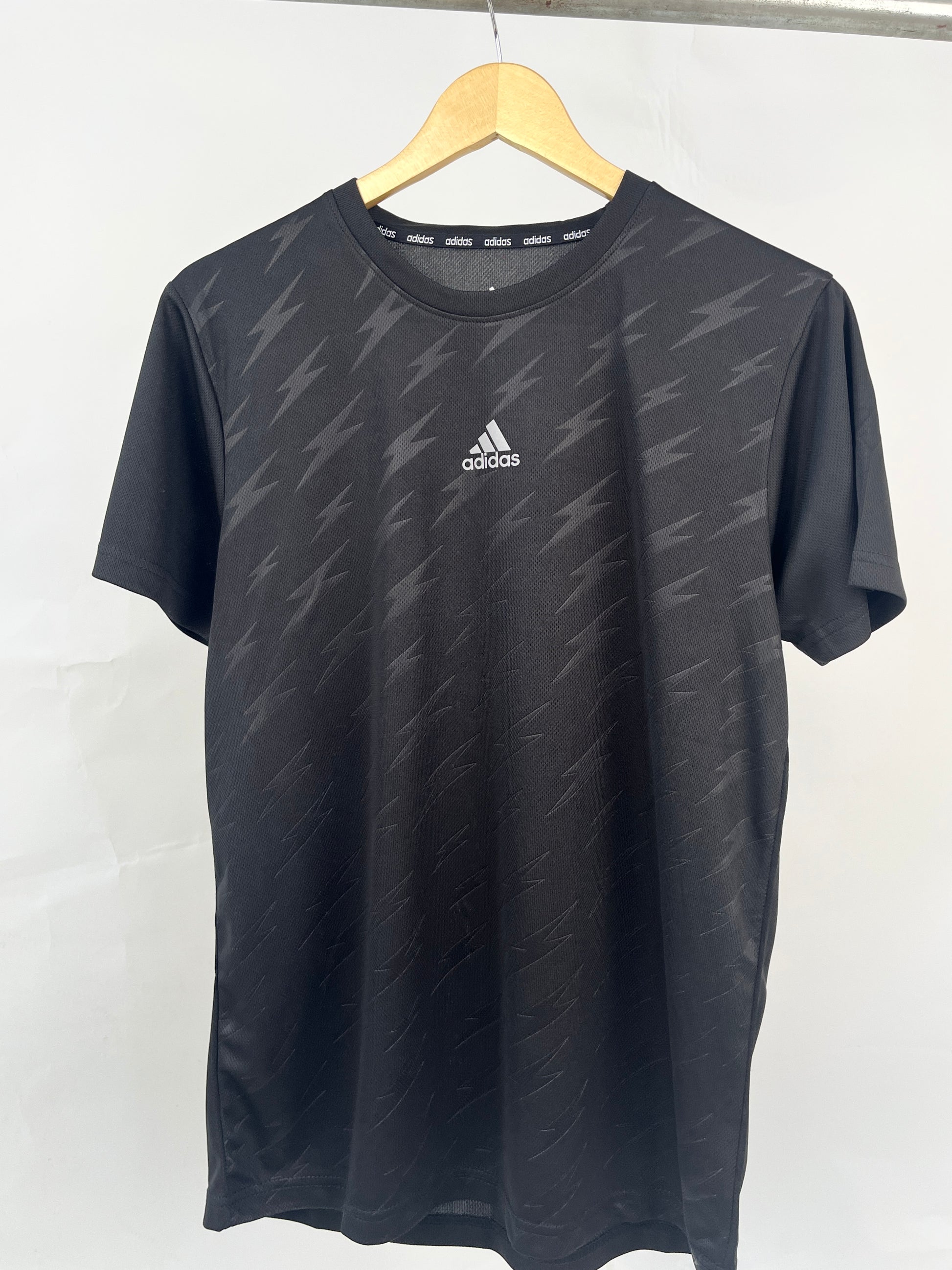 Adidas middle logo Lightning sports t-shirt in black – Garmisland