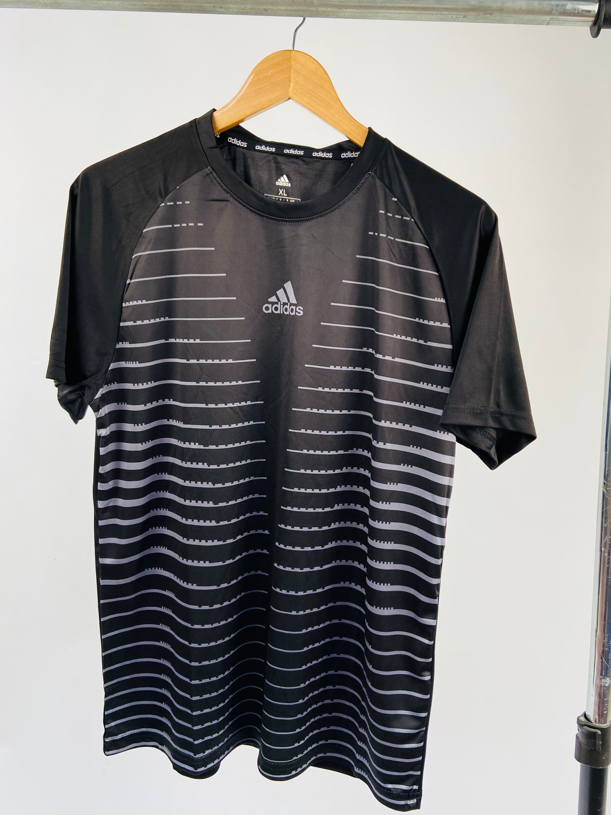 Adidas straight line t-shirt – Garmisland