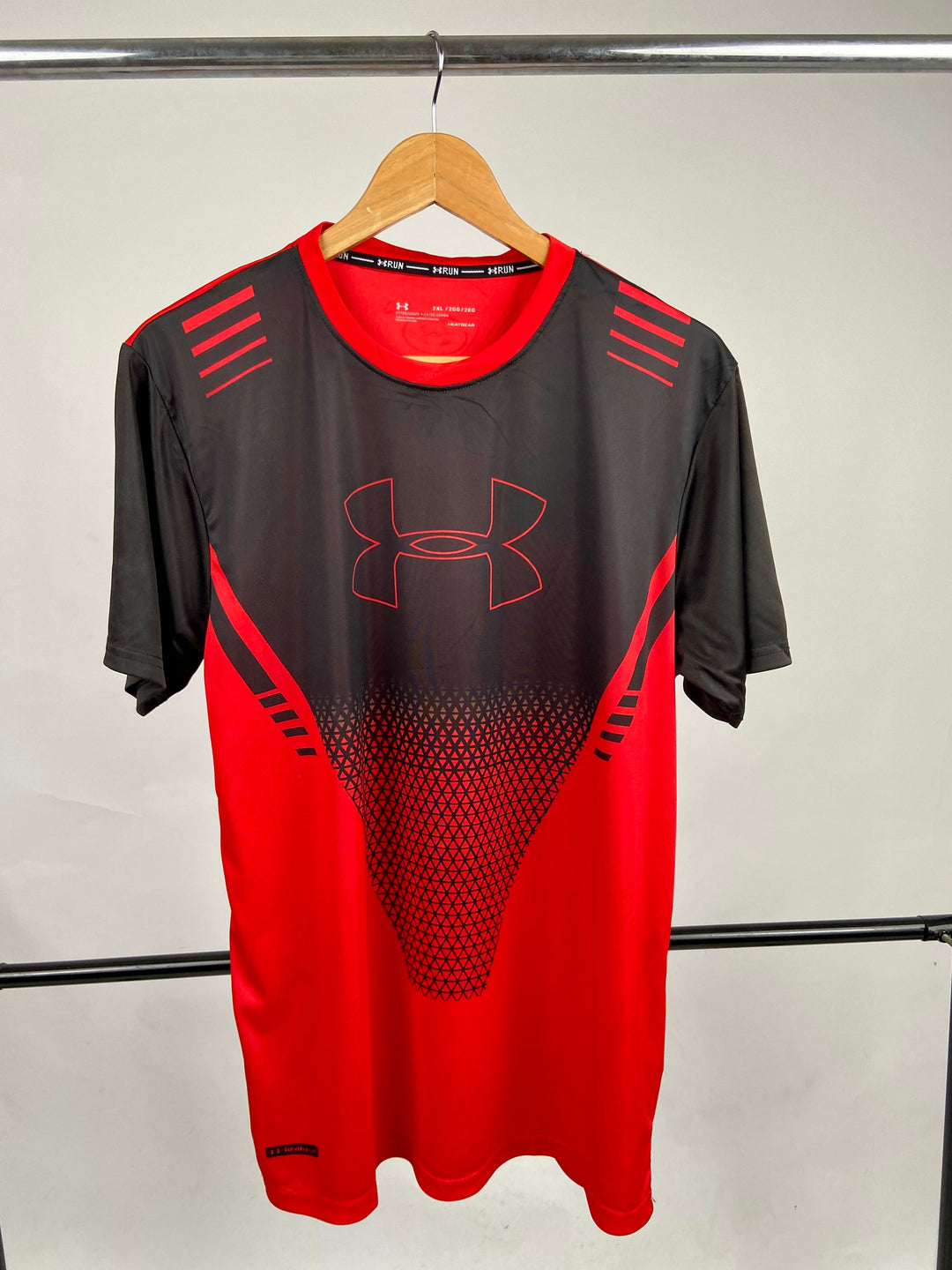 Under armour heat gear sports t-shirt in red