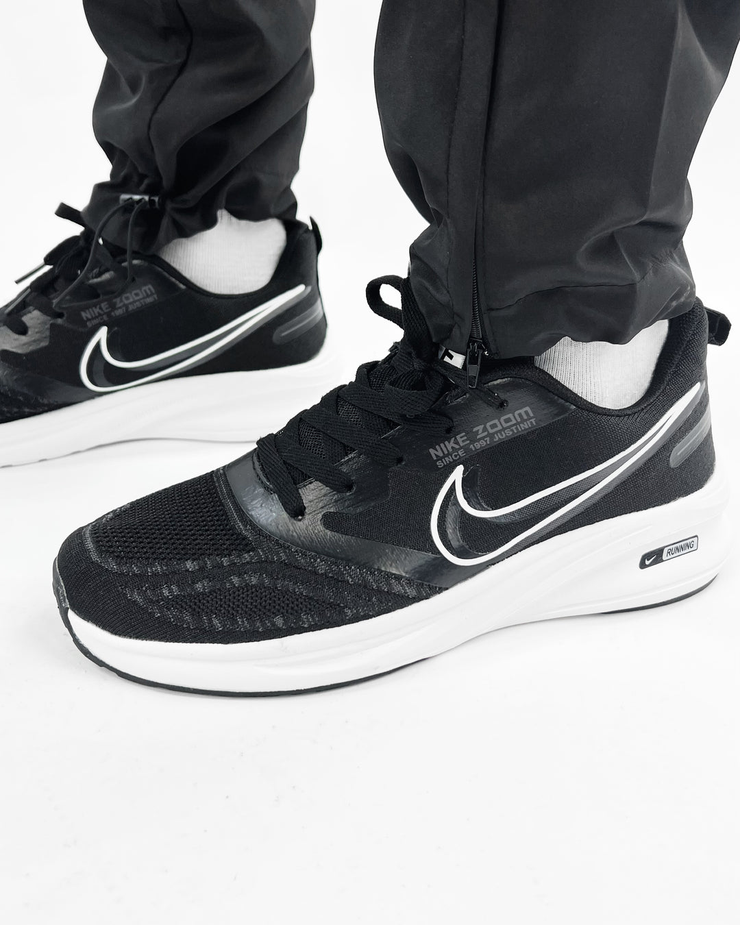 Nike zoom trainers in black and white