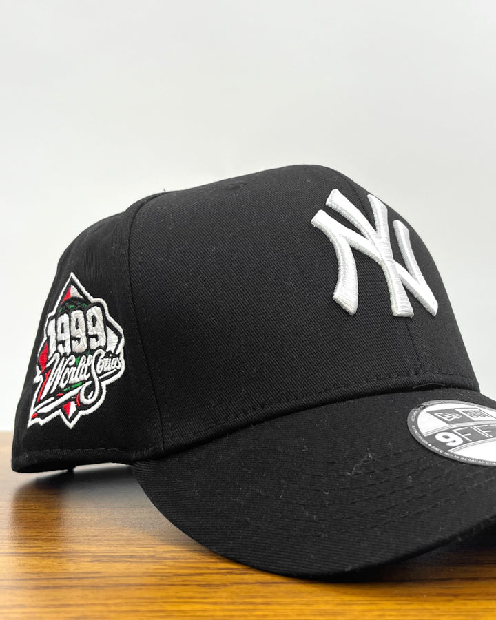 New York Yankees 9FIFTY World Series Snapback Cap in black/white