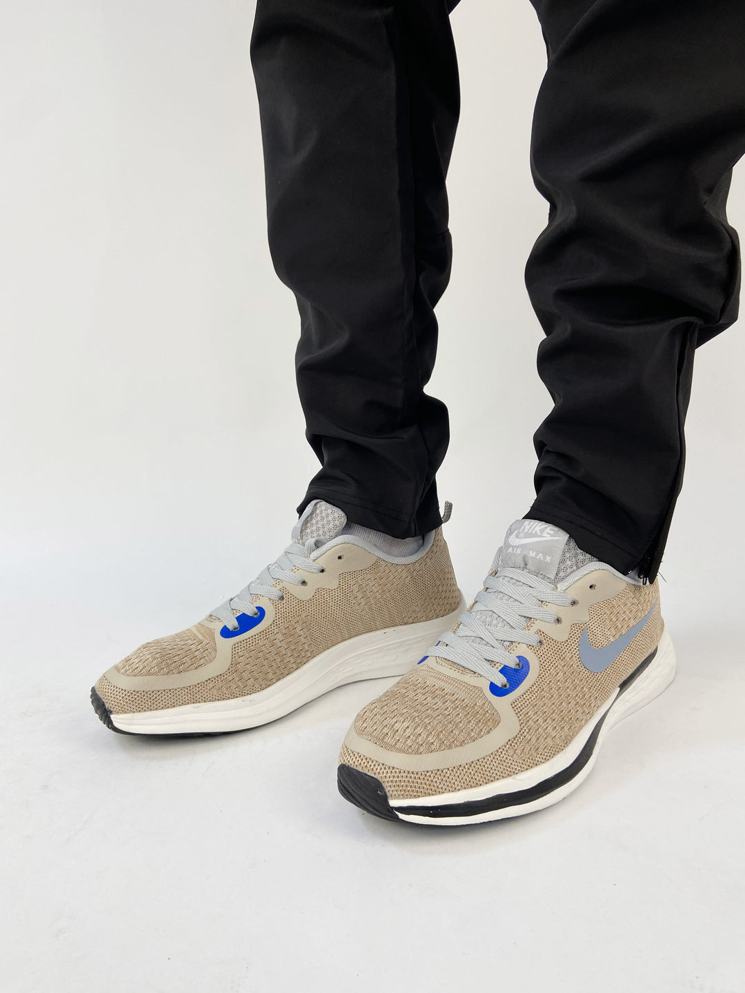 Nike air max trainers in brown with black stroke