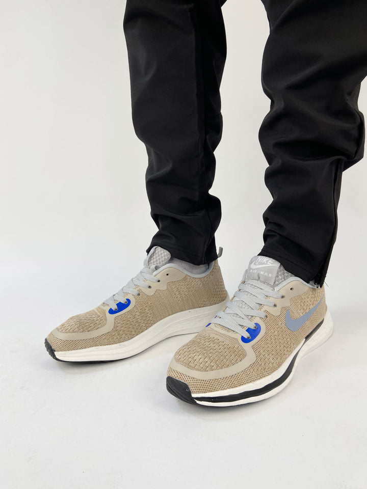 Nike air max trainers in brown with black stroke