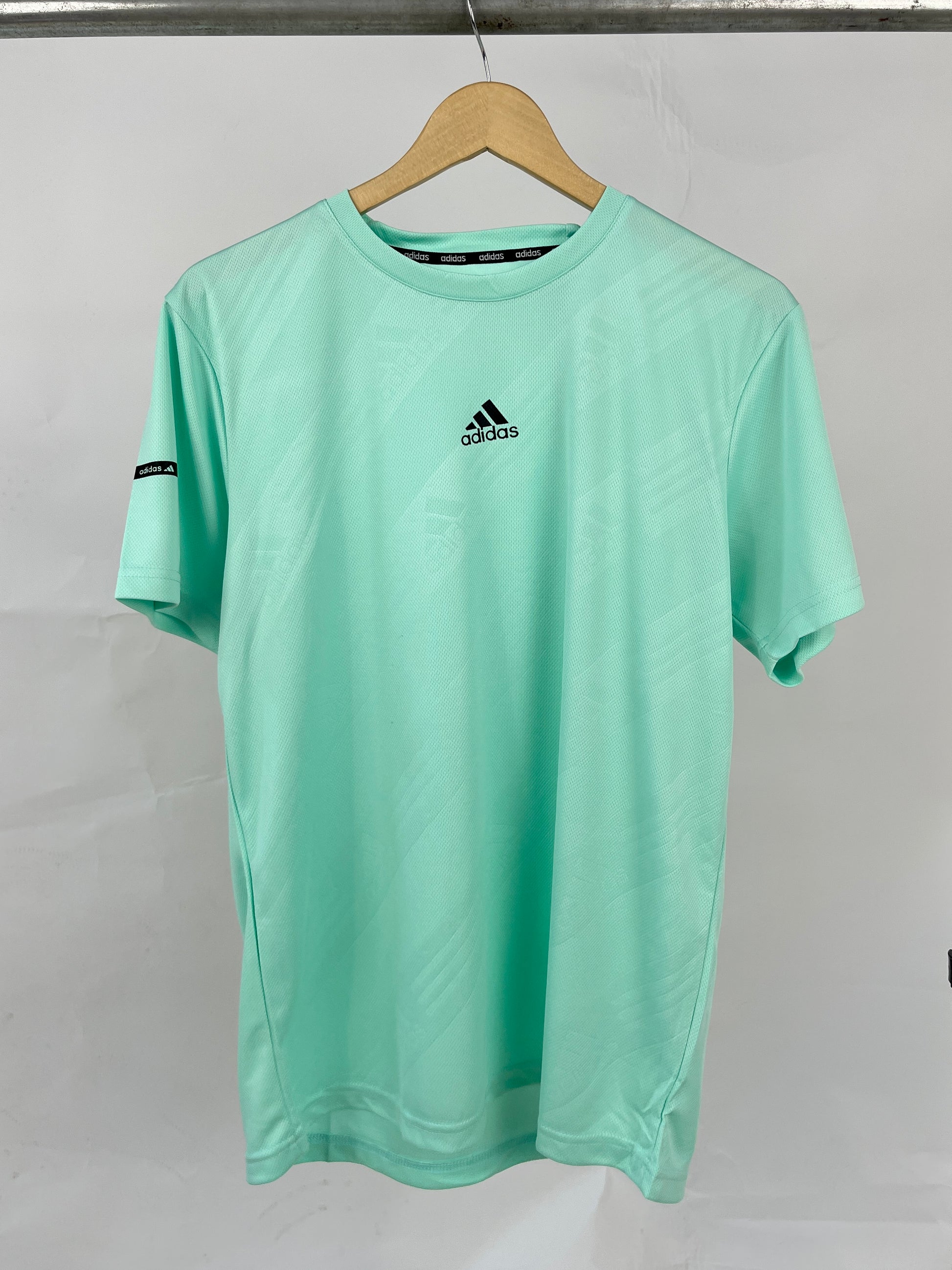 Adidas middle logo sports t-shirt in lime – Garmisland