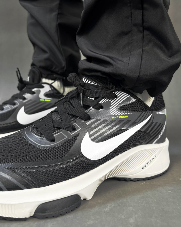 Nike AIR ZOOM Trainers in black/White