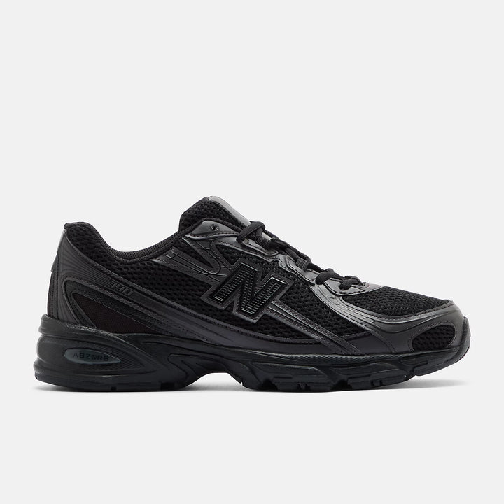 New Balance 740 Trainers in Black