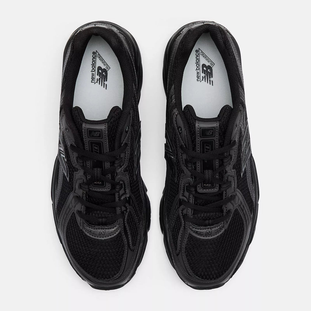 New Balance 740 Trainers in Black