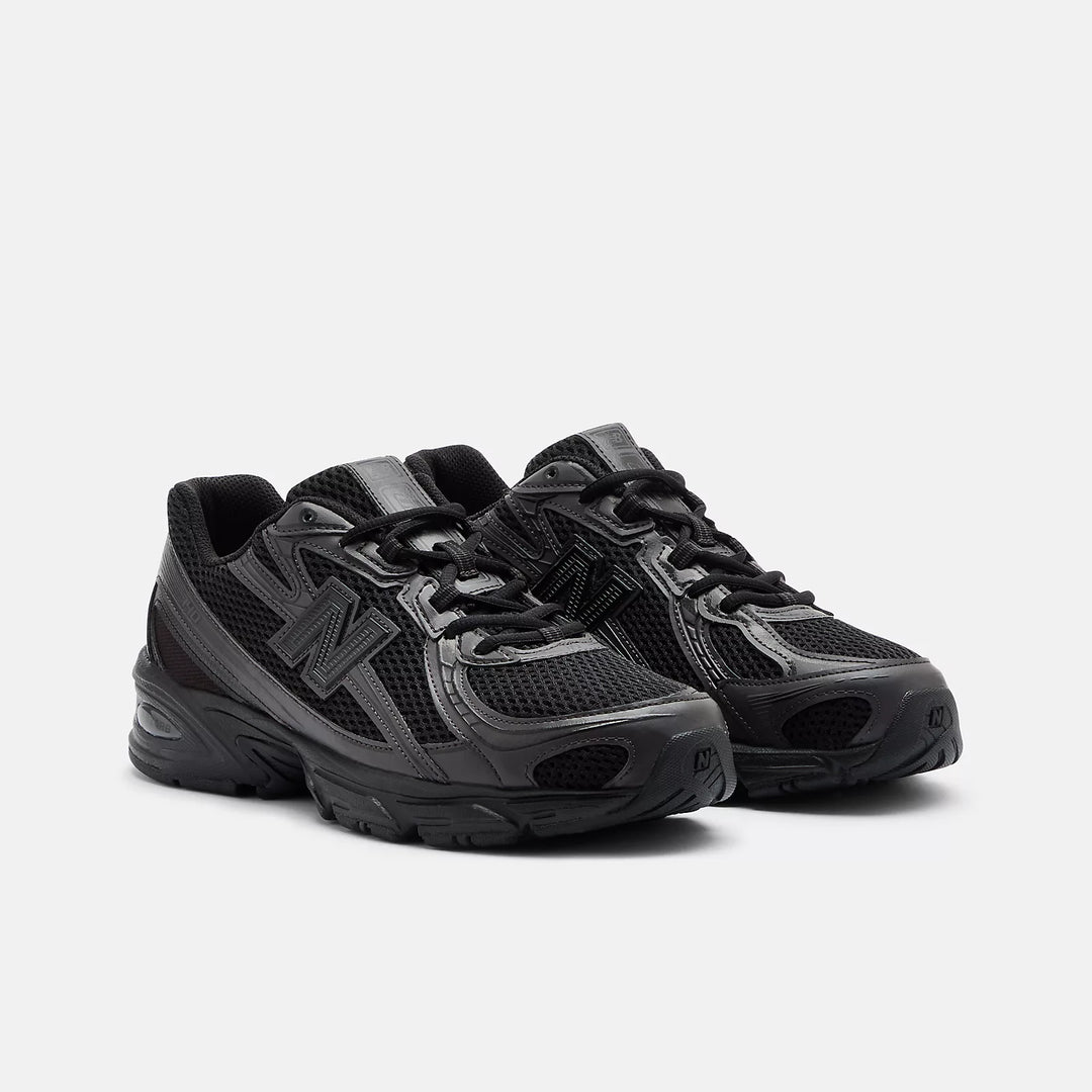 New Balance 740 Trainers in Black