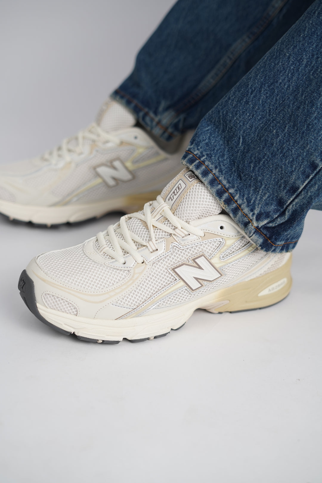 New Balance Moon rock 740 Trainers in Beige