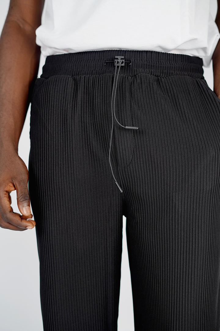 Spruce pleated pants with toggle drawstring in black