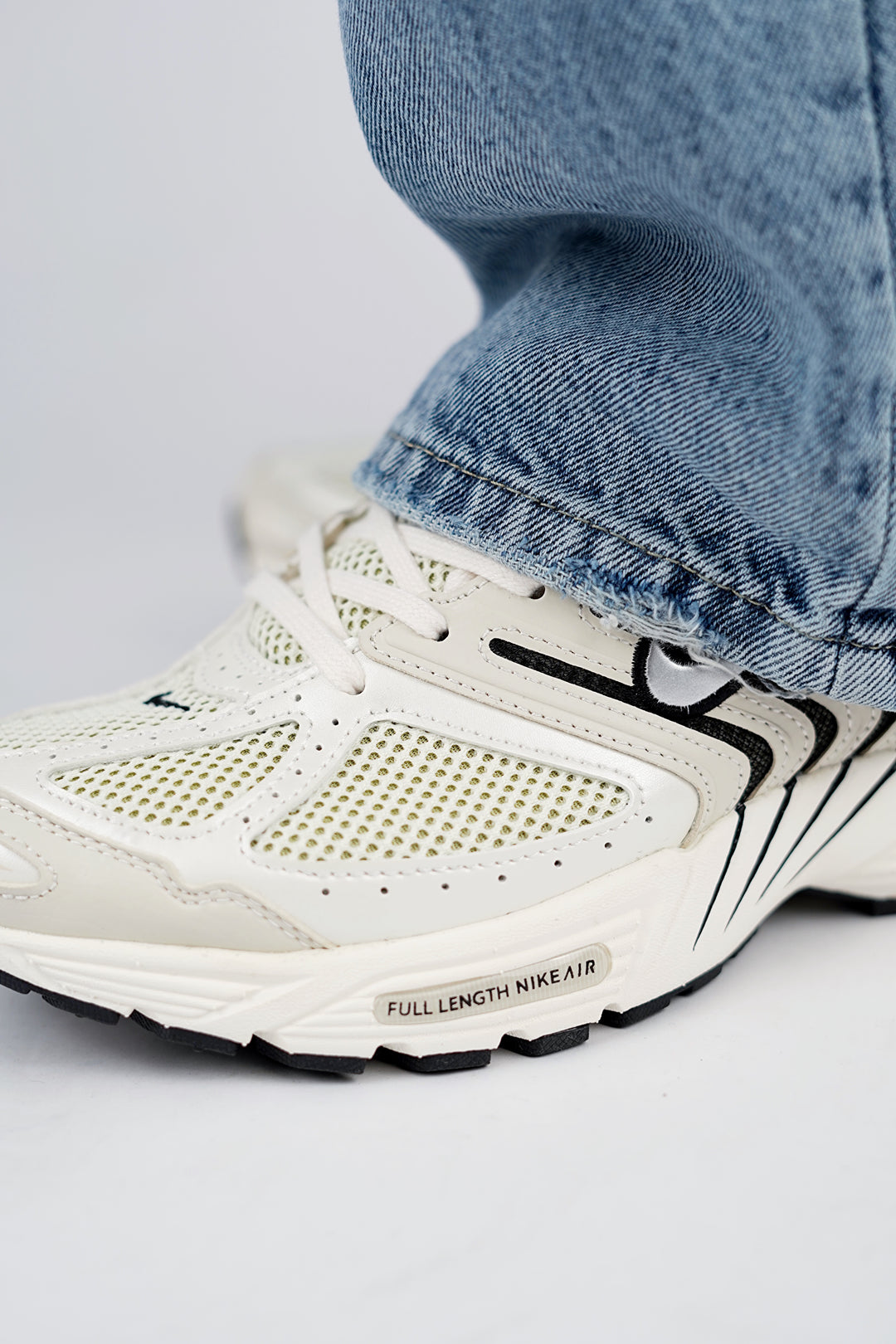 Nike Air Pegasus 2005 Trainers in White