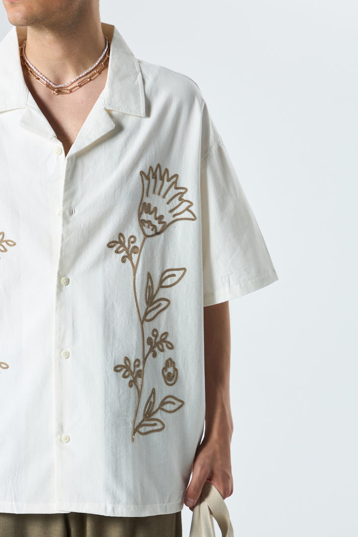 VAMOS FLORAL EMBROIDERED SHIRT IN ECRU