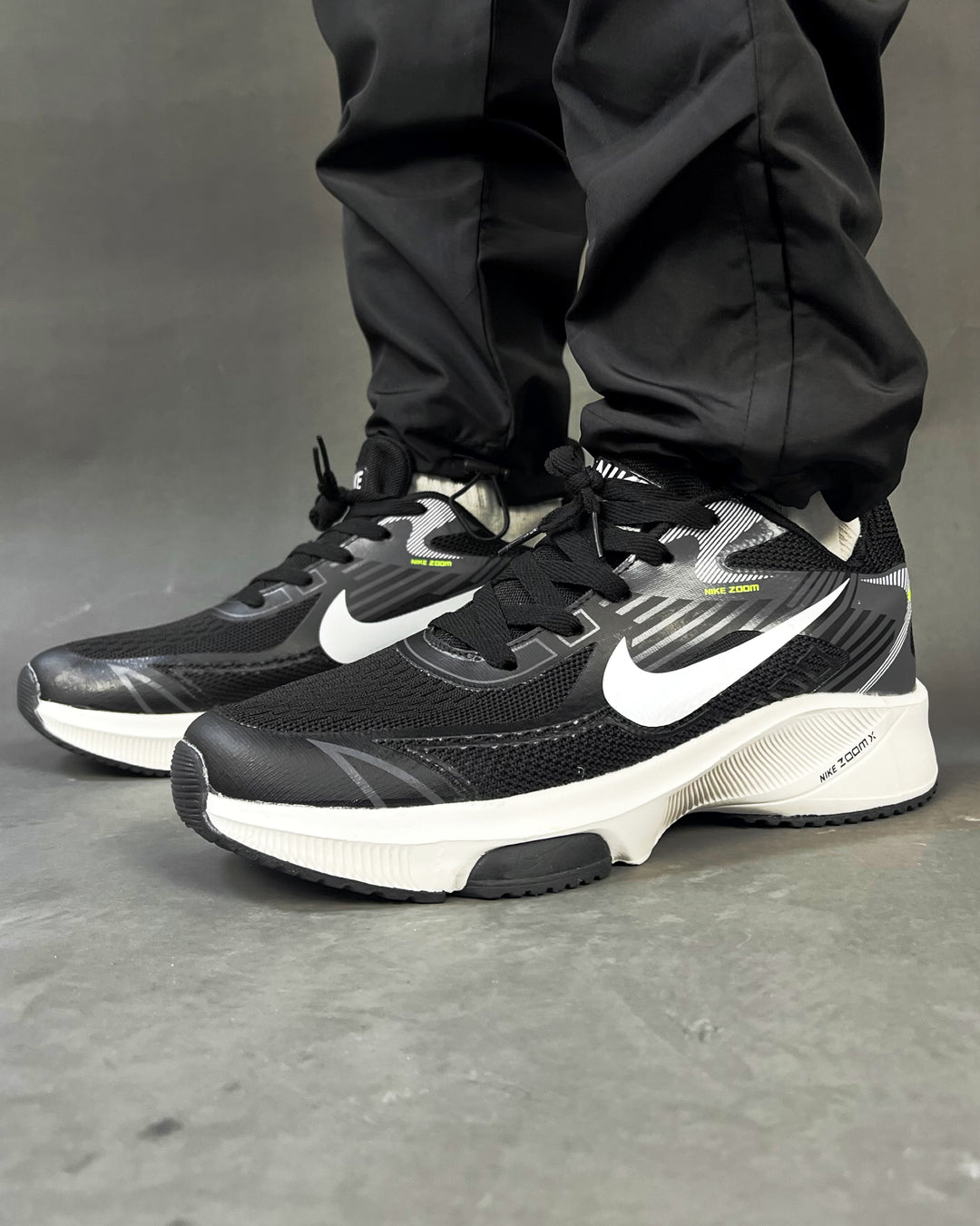 Nike AIR ZOOM Trainers in black/White