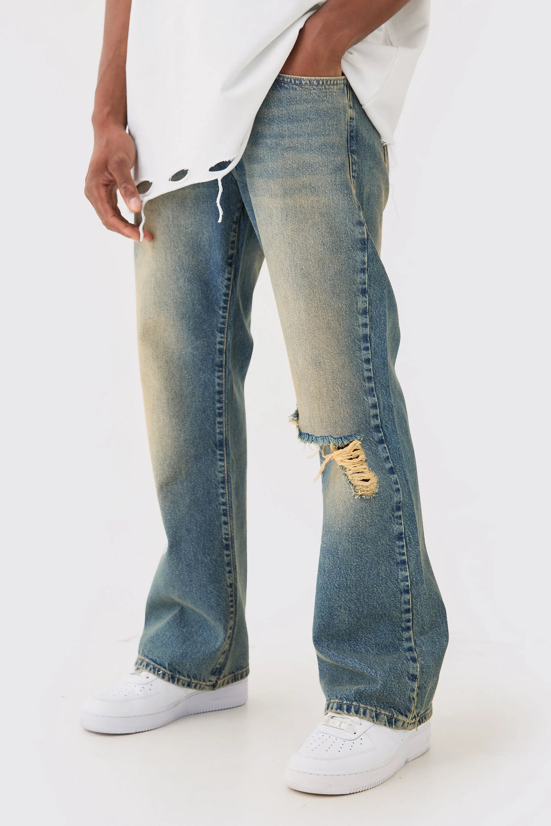 BOOHOOMAN RELAXED FLARE RIGID KNEE RIP TINTED DENIM JEAN