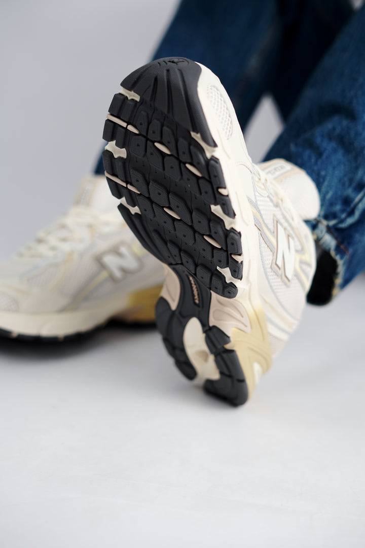 New Balance Moon rock 740 Trainers in Beige