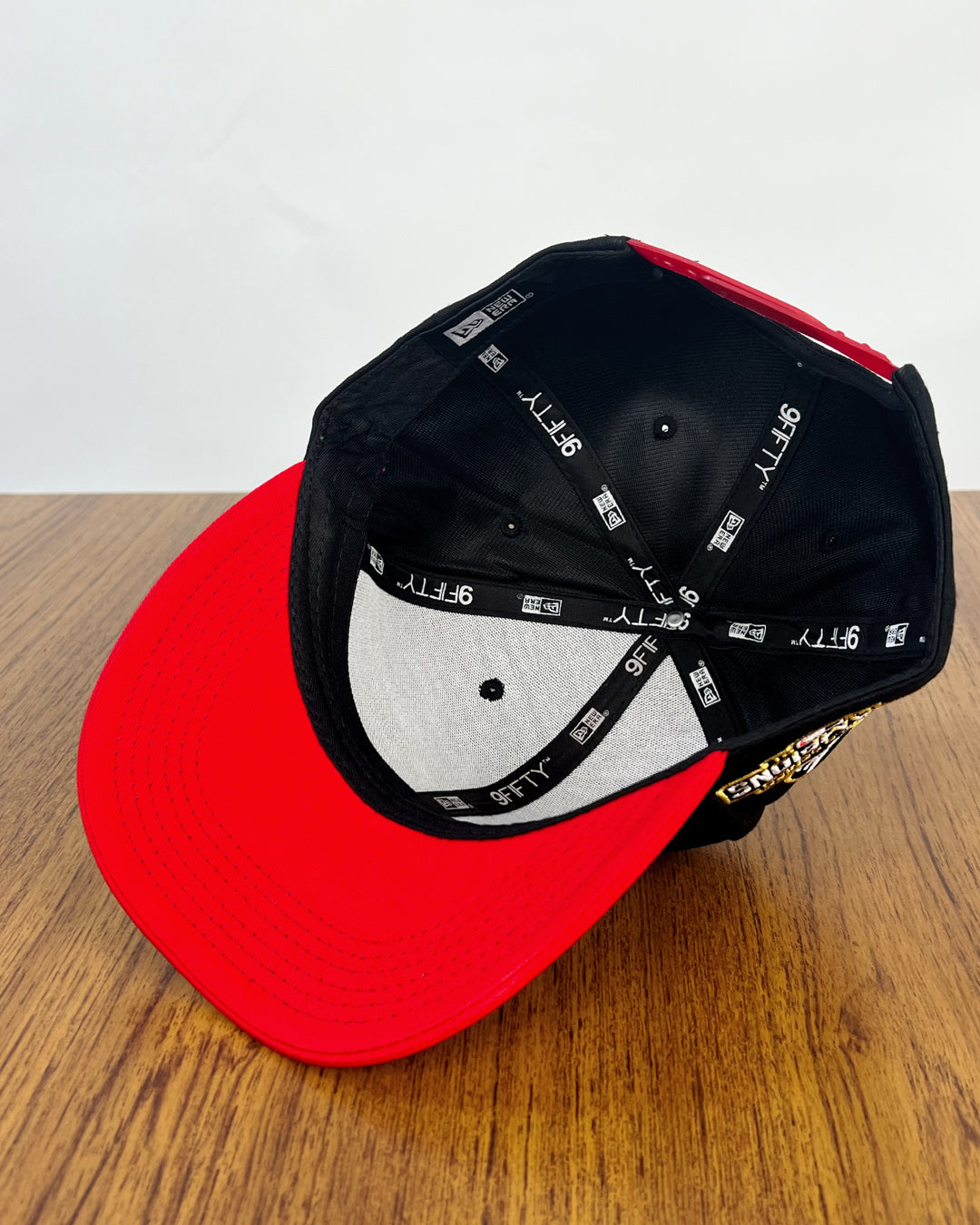 Atlanta Braves embroidered Snapback in black/red