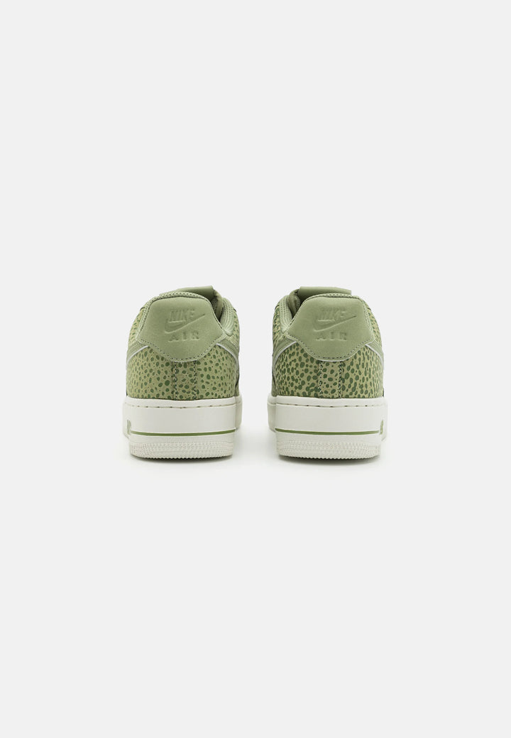 Nike Air Force 1 07 PRM Trainers in green