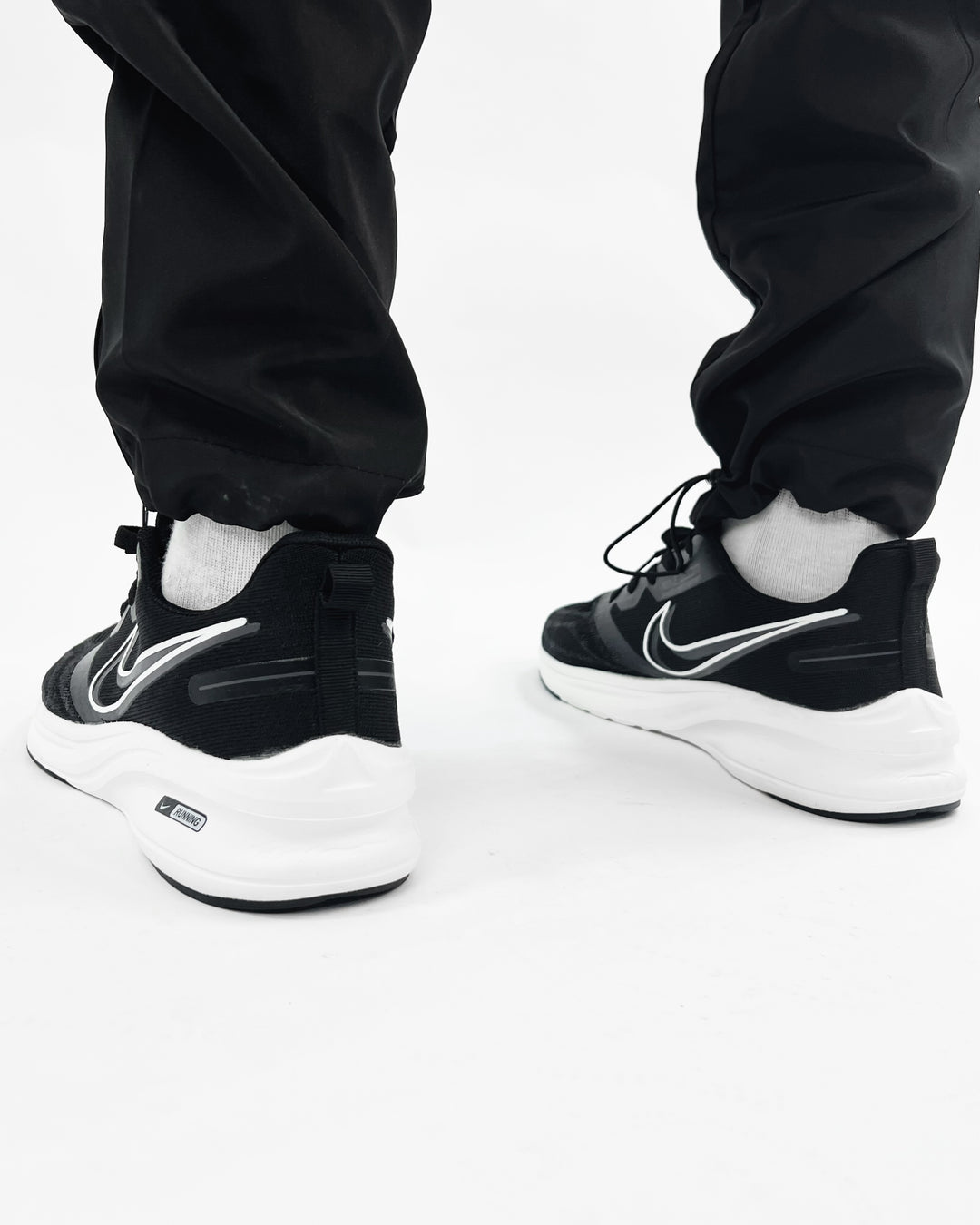 Nike zoom trainers in black and white