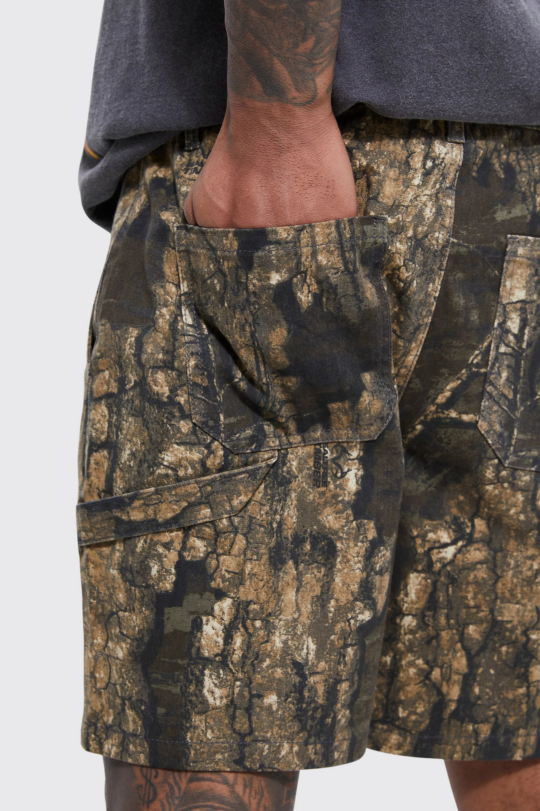 BOOHOOMAN FIXED WAIST EARTH CAMO FIT RELAXED SHORT LENGTH