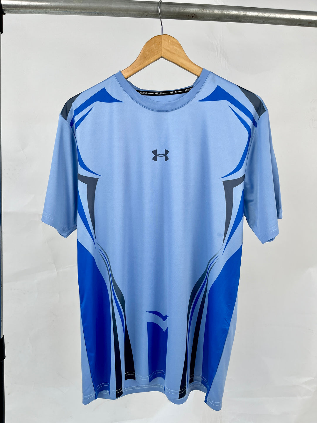 Under armour middle logo sports t-shirt in blue