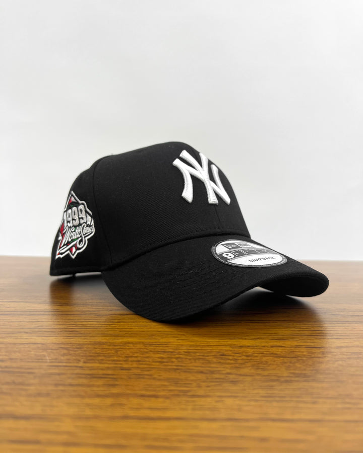 New York Yankees 9FIFTY World Series Snapback Cap in black/white