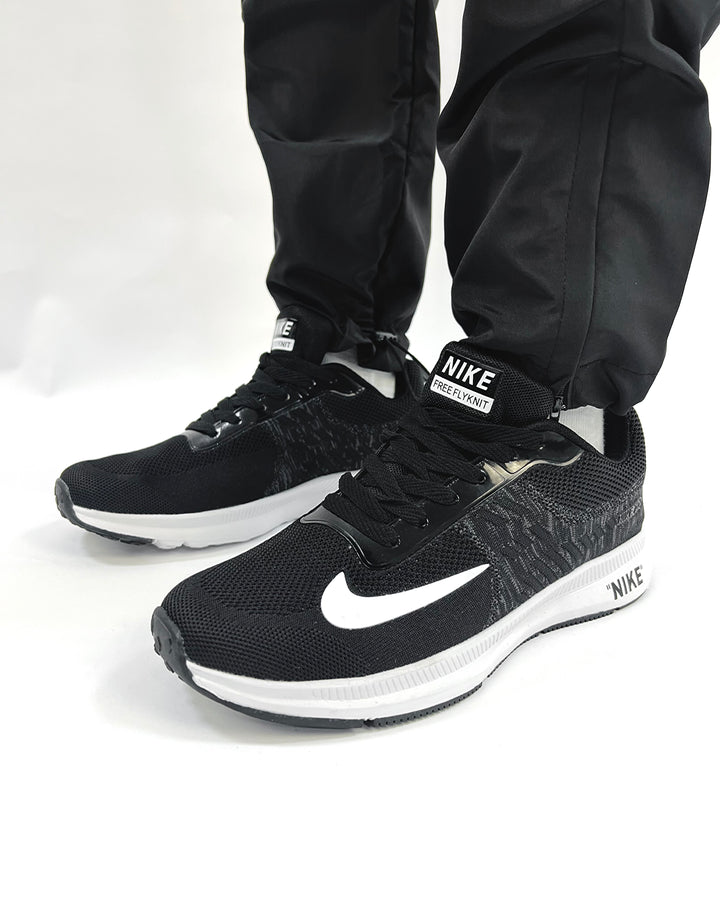 Nike Zoom Trainers in black & solid White