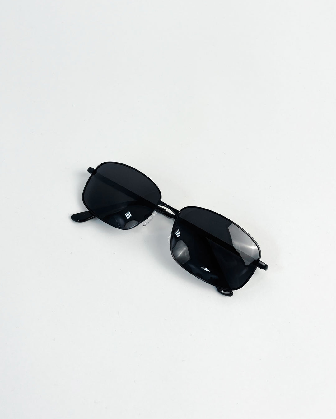 Pilot full lens sun glasses in black