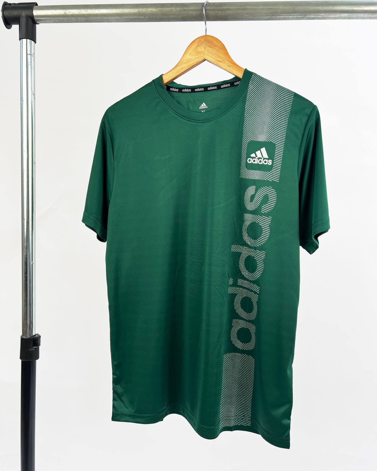 Adidas Side Print logo sports T-shirt in green – Garmisland