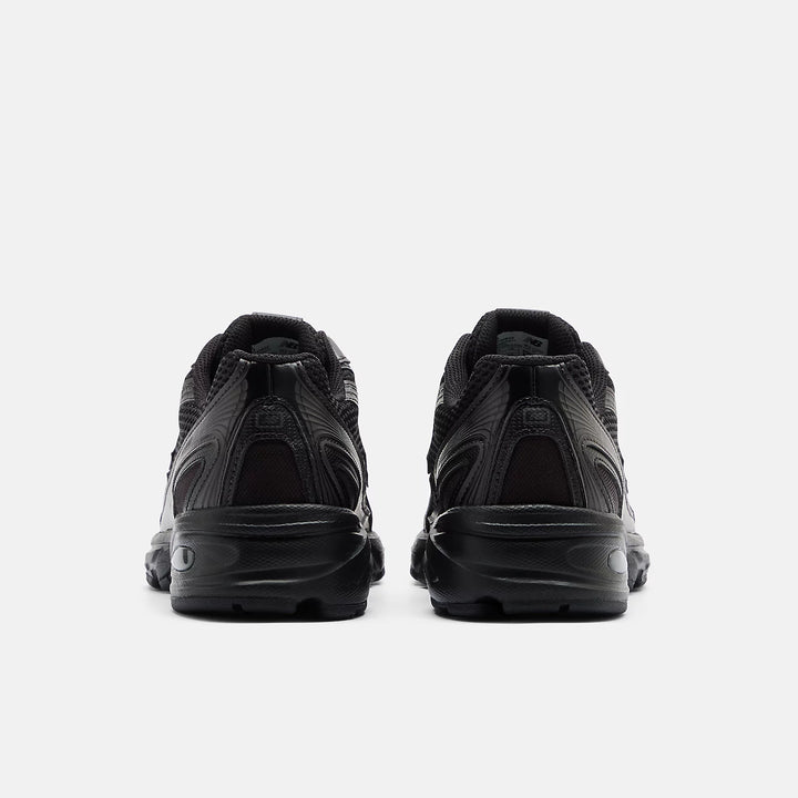 New Balance 740 Trainers in Black