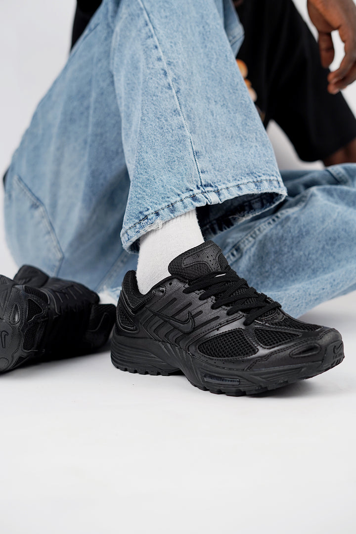 Nike Air Pegasus 2005 Trainers in Black