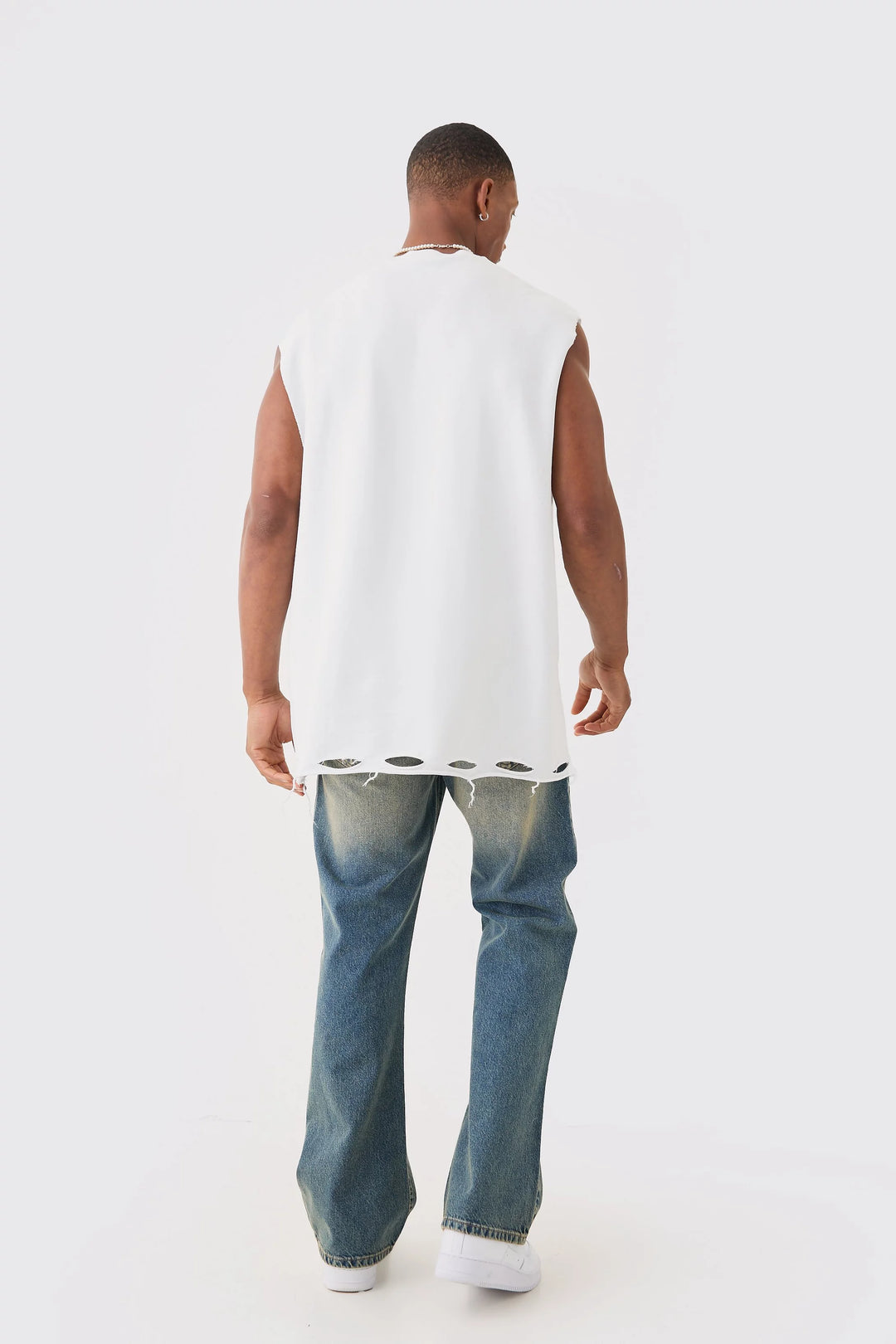 BOOHOOMAN RELAXED FLARE RIGID KNEE RIP TINTED DENIM JEAN