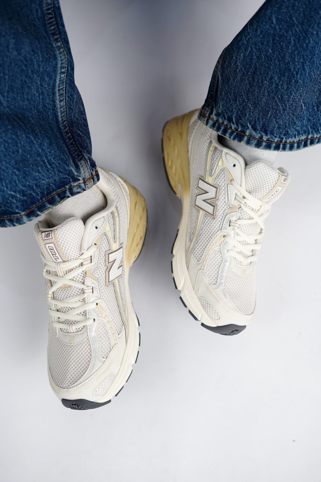New Balance Moon rock 740 Trainers in Beige